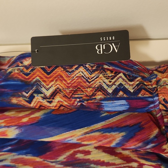 Colorful dress! It has belt loops to show your curves by adding a belt💃🏽 - Picture 4 of 7